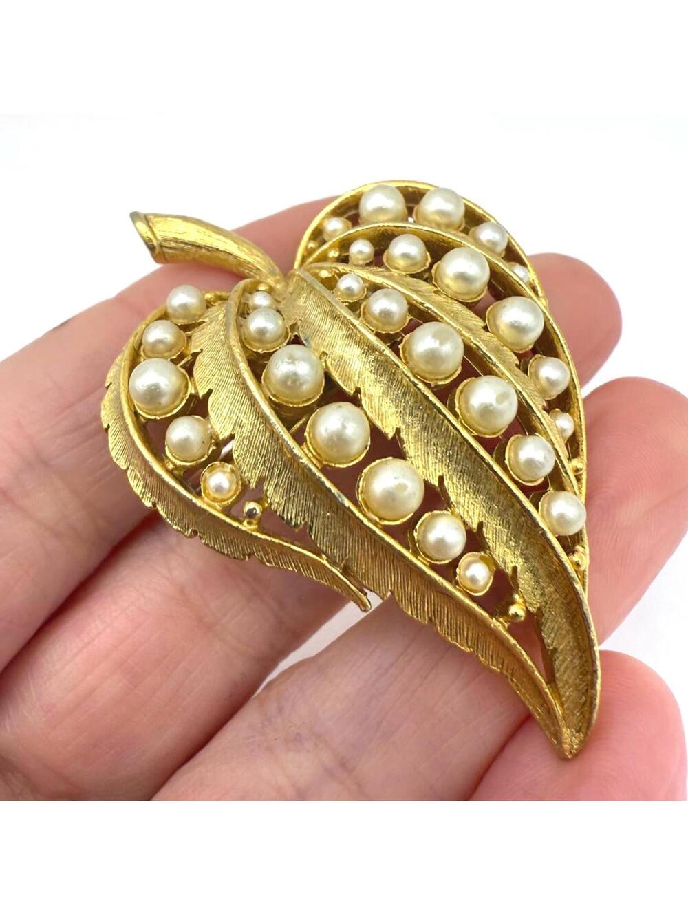 50s 60s Vintage Gold Tone Leaf Brooch with Faux Pearls
